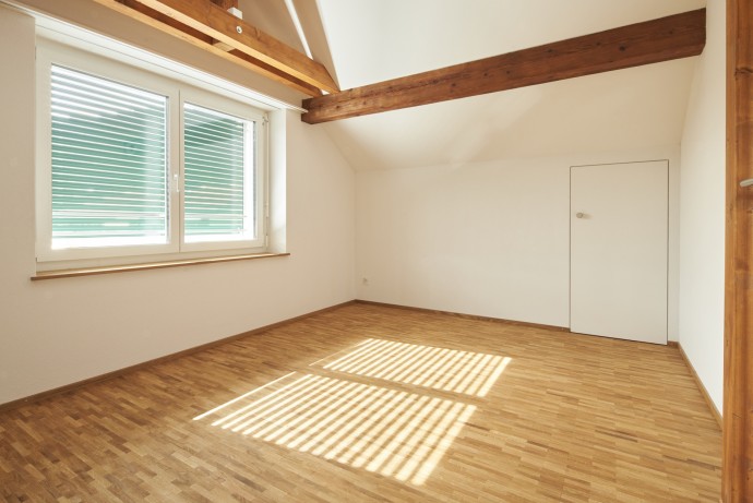 Pièces spacieuses et lumineuses dans les combles de l'appartement de 4.5 pièces