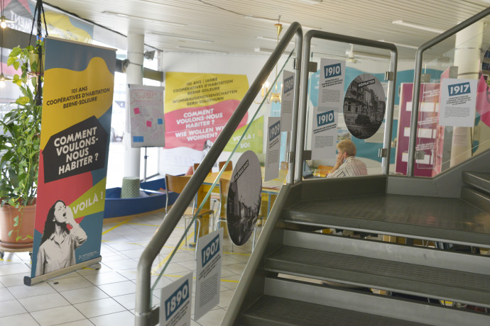 Salle avec exposition interactive et histoire contemporaine