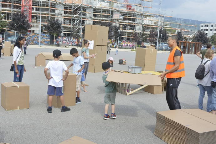 Construction d'une ville avec des cartons par des enfants